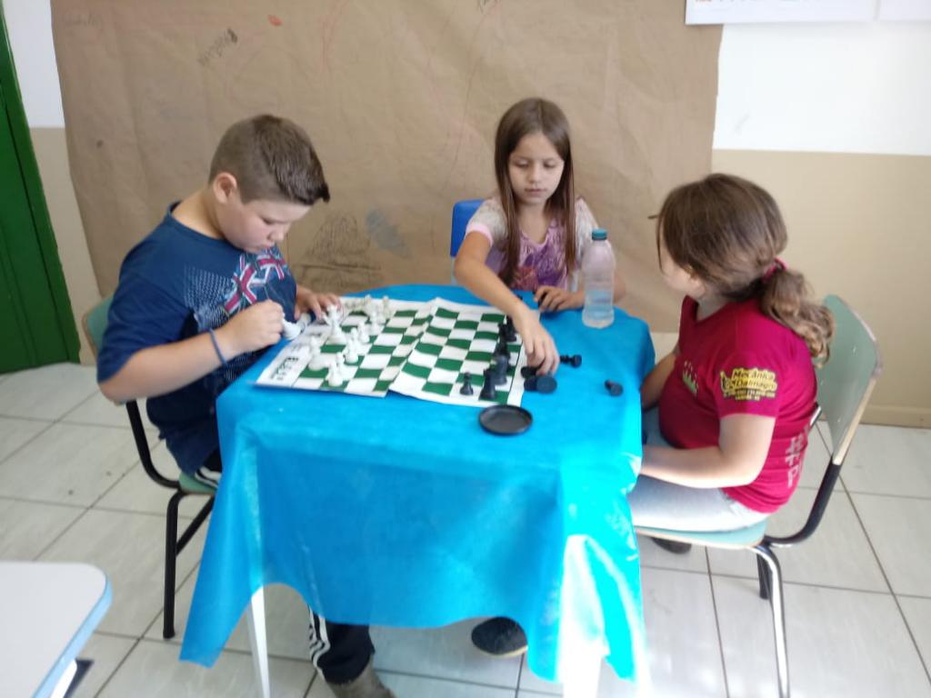 Crianças e jovens aprendem xadrez e desenvolvem aptidões por meio de  projeto